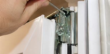 Регулировка петель пластиковых окон
